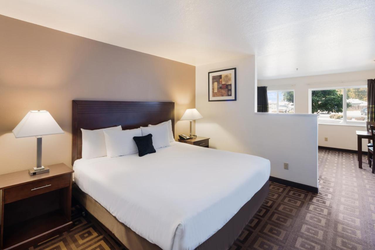 Red Lion Inn & Suites Kennewick Tri-Cities Exterior photo