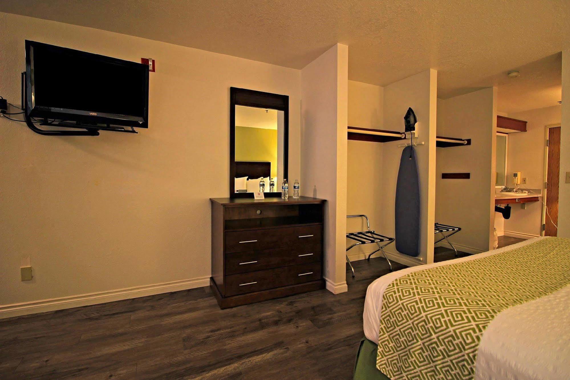 Red Lion Inn & Suites Kennewick Tri-Cities Exterior photo