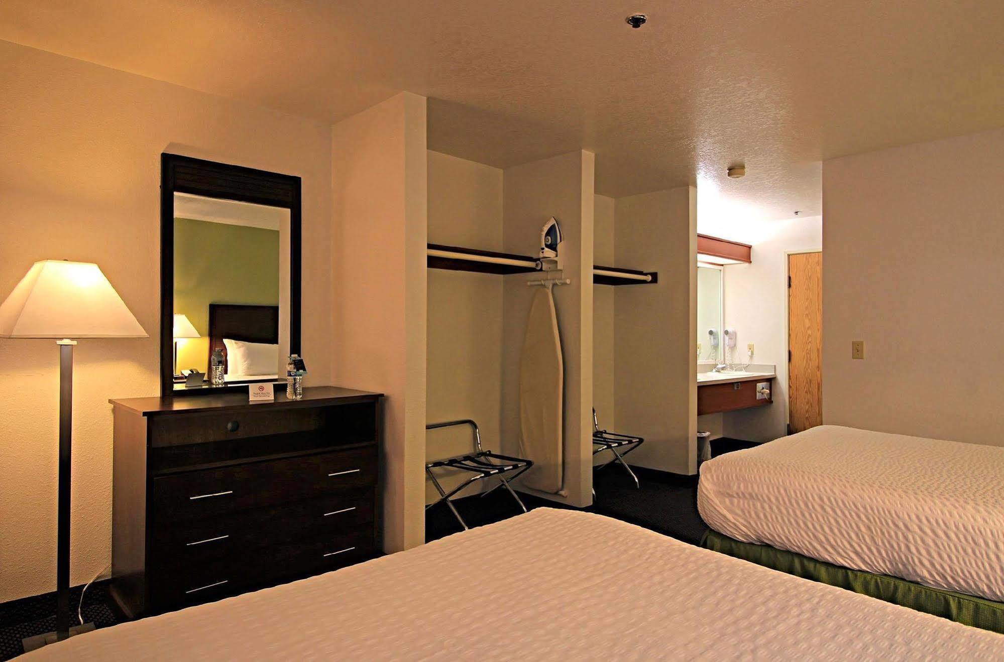 Red Lion Inn & Suites Kennewick Tri-Cities Exterior photo